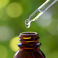 The close up shot of the dropper and the brown glass bottle.