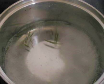 鍋でグツグツ中