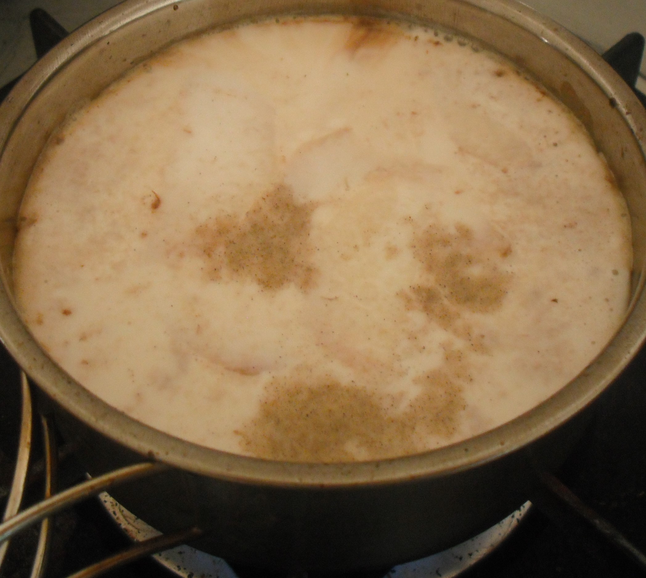 ショウガとカルダモンを入れる