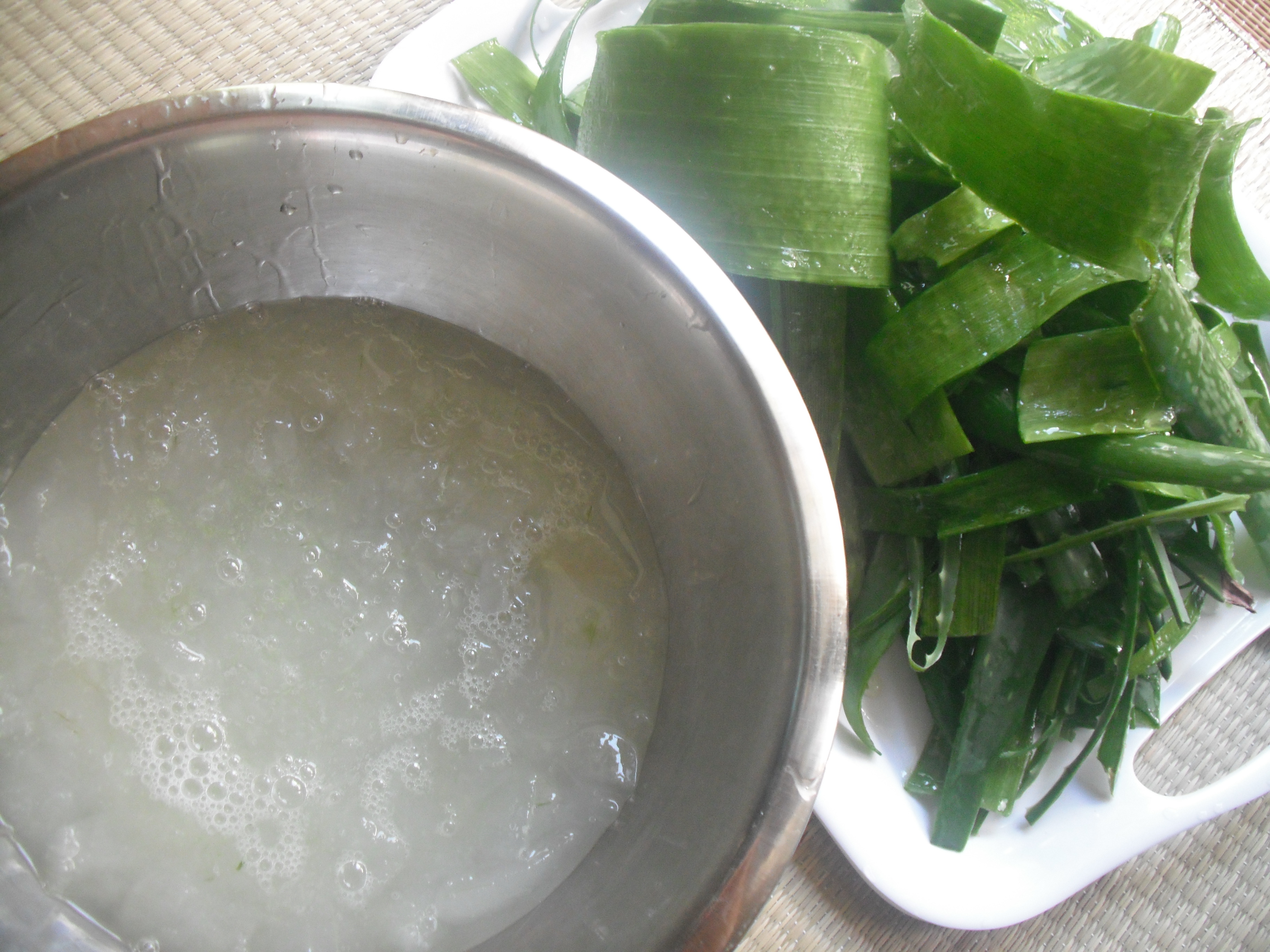 ジェルをスプーンでそぎ落とす