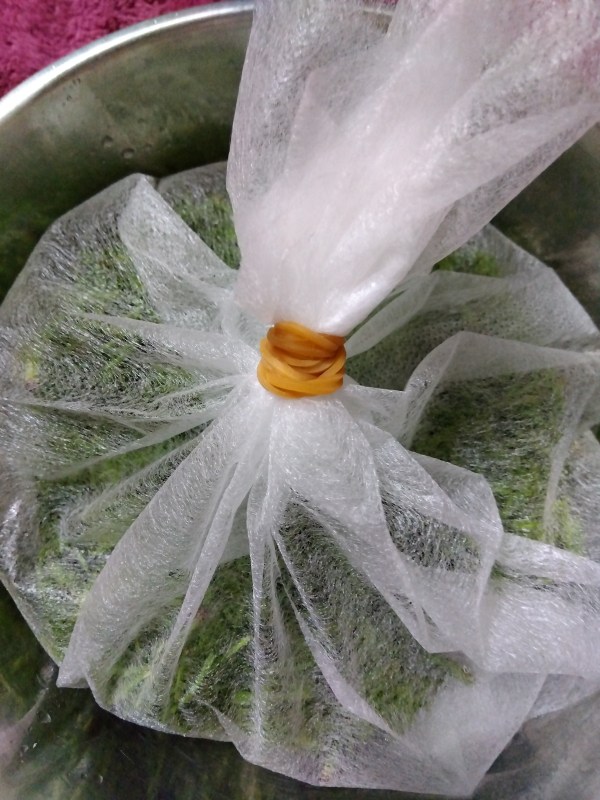 ゴムで口をふさぐ