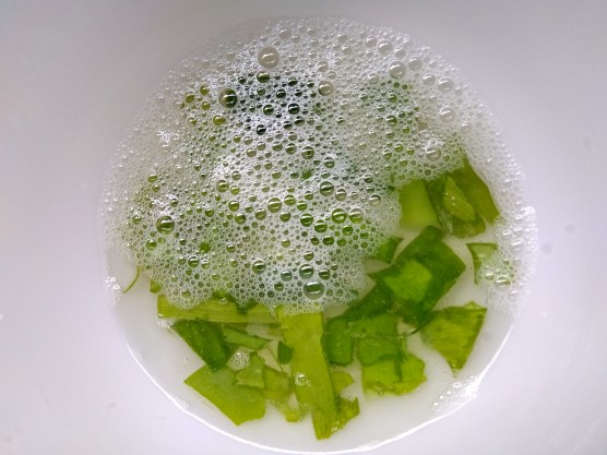 手でジェルをはがすようにした後モミモミ