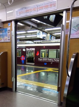 電車の万博模様が気持ち悪すぎの図