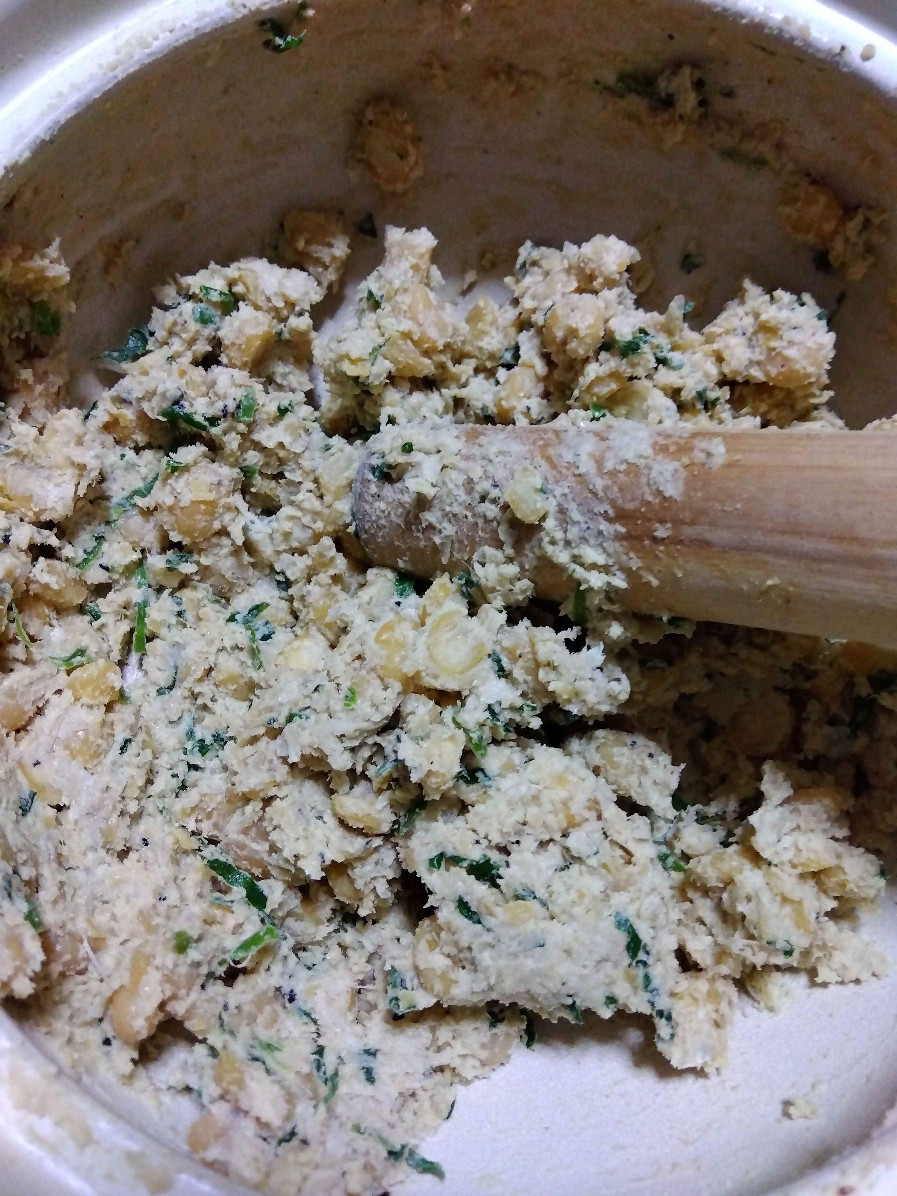 ゆでたヒヨコ豆をつぶす