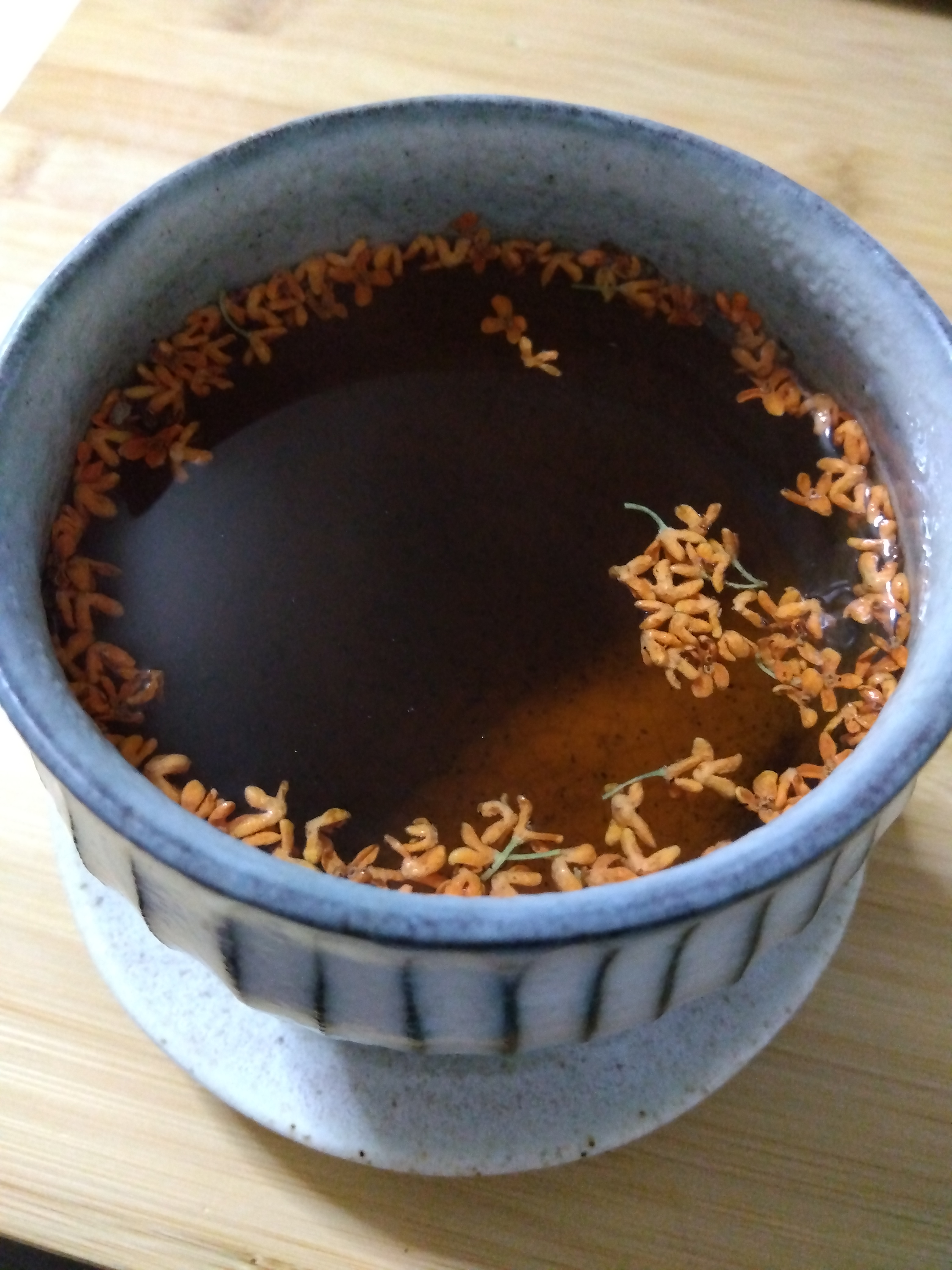 プーアル茶に金木犀を浮かしてみた